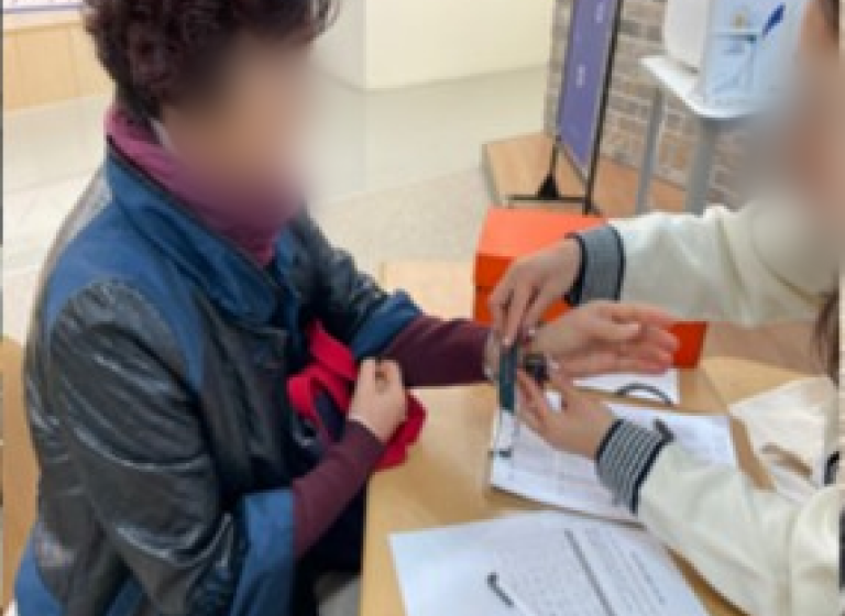 건강관리소에서 손목 측정과 상담을 받는 시민