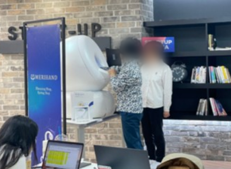 스타트업 존에서 측정 기기를 체험하는 시민들