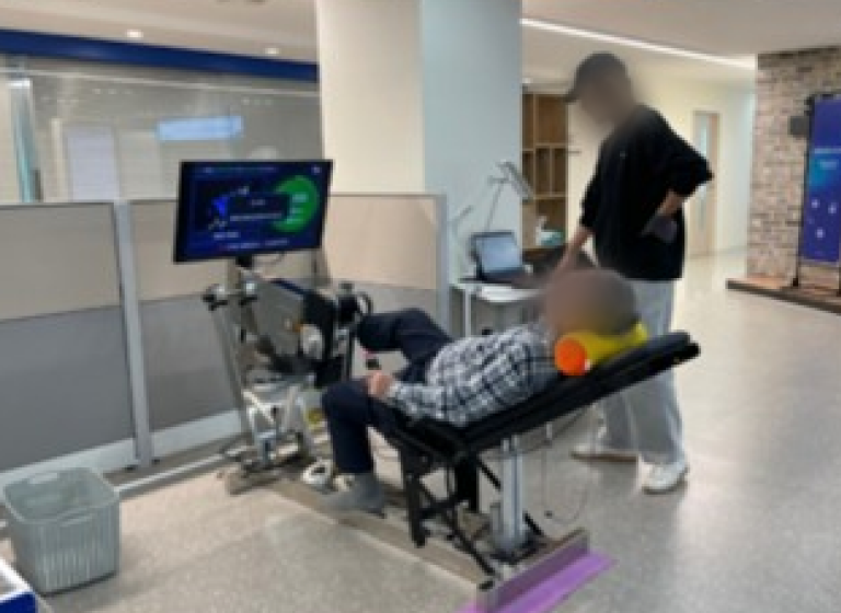 재활 운동 기구로 측정 중인 시민