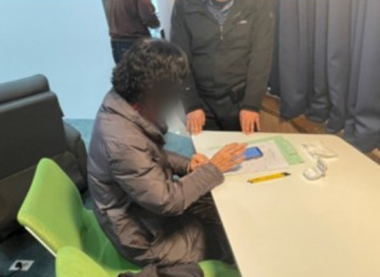 측정 결과지를 확인하는 시민