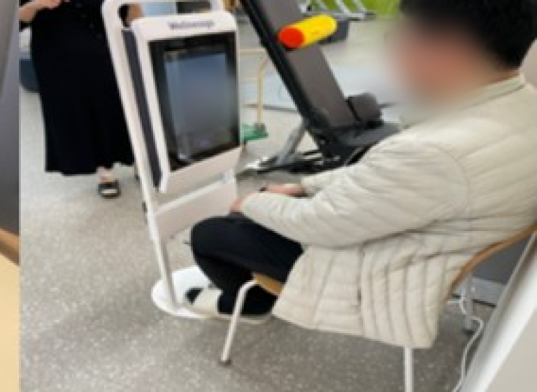 키오스크로 건강 측정 중인 시민